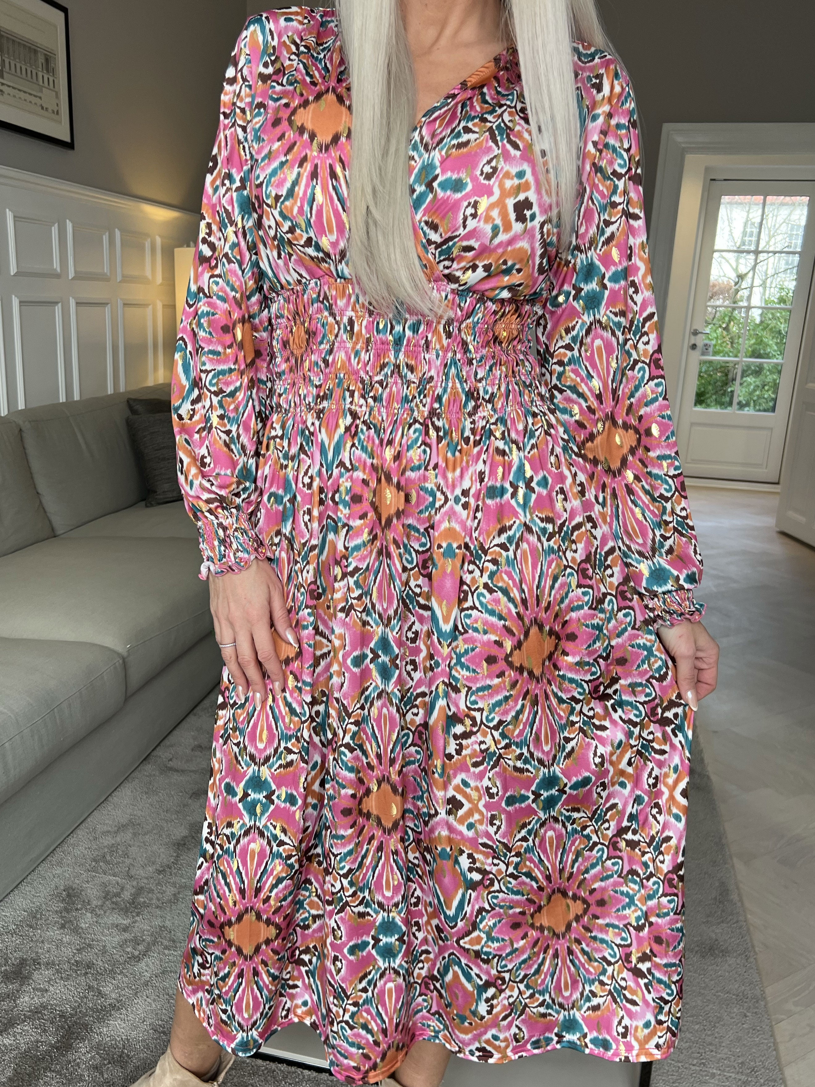 Pams Peacock Midi L/S - Elastisk mønstret kjole i krølfrit stof